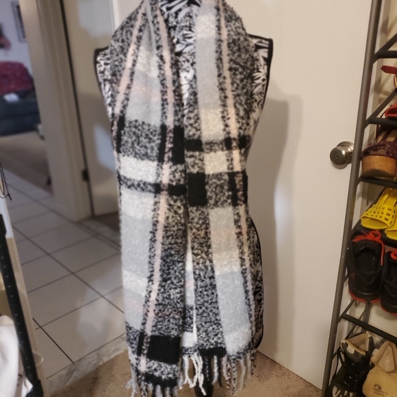 Fringed Plaid scarf 75x26 season  staple for fall&winter - Picture 1 of 6